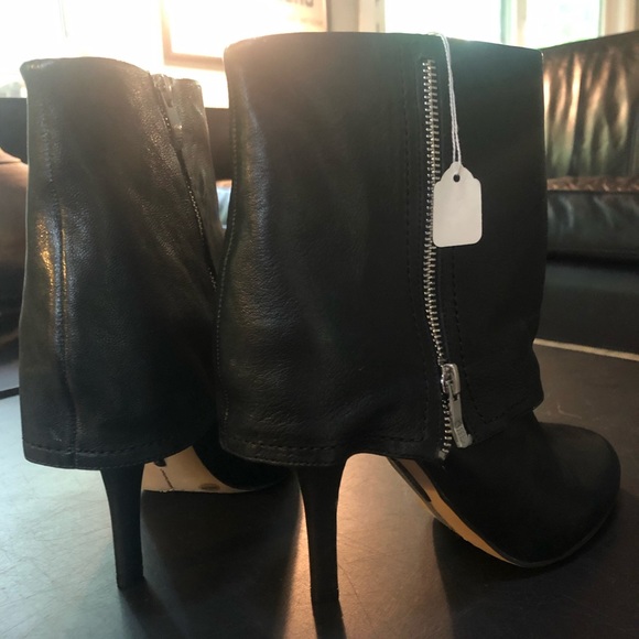 Beautiful NWT in box Vince Camuto zipper booties - Picture 3 of 5